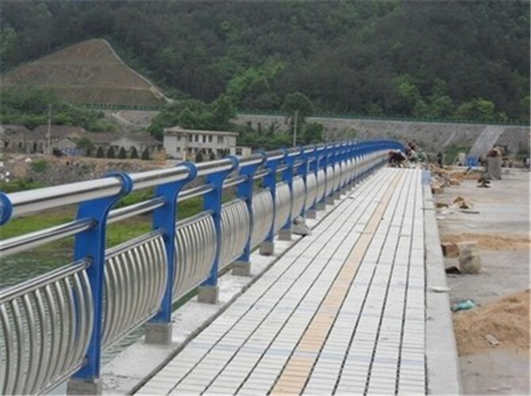武威不锈钢桥梁护栏的特性及其在现代建筑中的应用